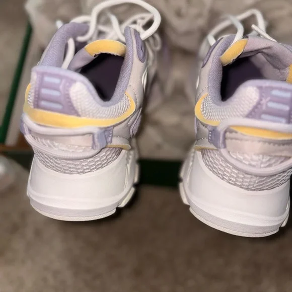 Lacoste Sneakers sz 8.5 - Picture 5 of 8